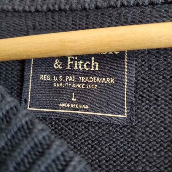 Abercrombie and Fitch men's sweater size Large. - Picture 4 of 10